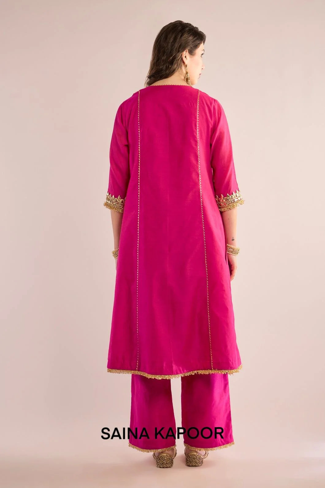 Back view of fuchsia Chanderi kurta set for women with draped mustard organza dupatta — Saina Kapoor