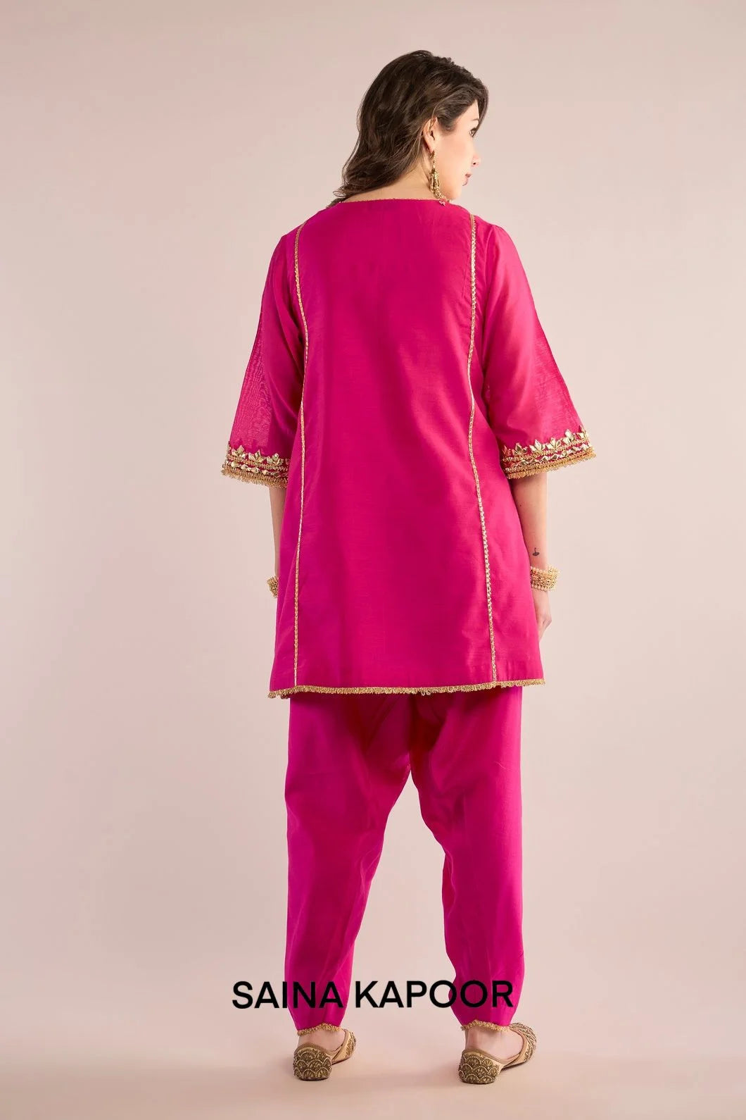 Back view of fuchsia Chanderi kurta set for women with draped fuchsia organza dupatta — Saina Kapoor