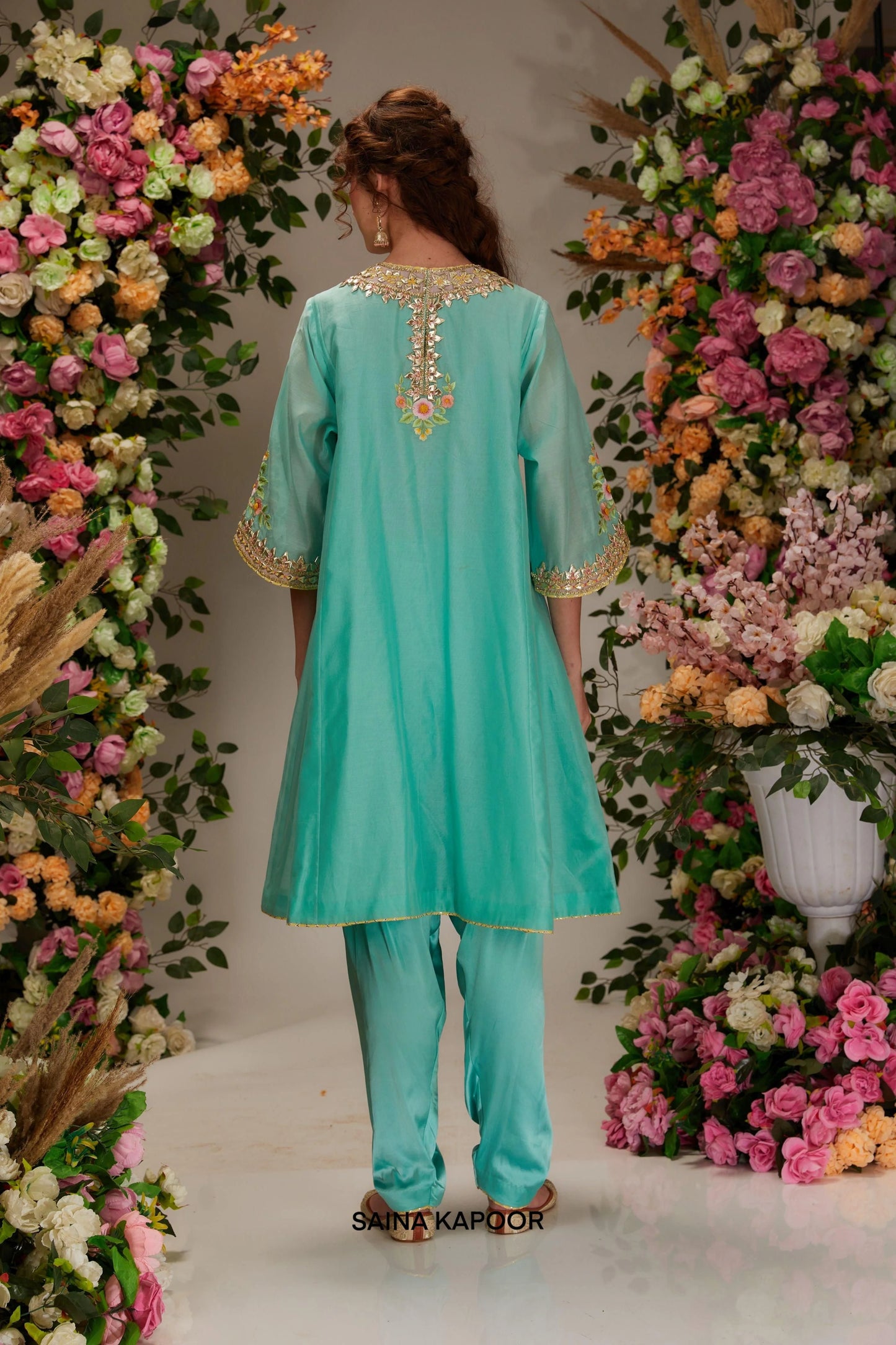 Back view of turquoise Chanderi short kalidar kurta set with flared sleeves & organza dupatta — Saina Kapoor