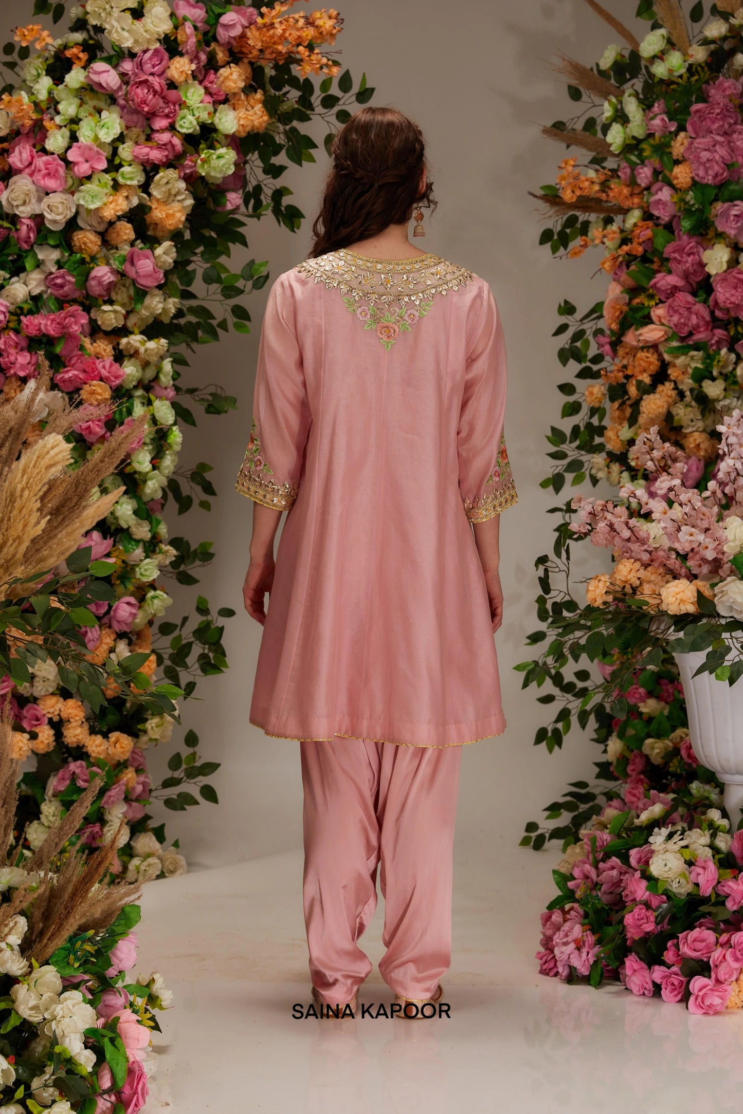 Back view of pink Chanderi short anarkali kurta set with flared silhouette & organza dupatta — Saina Kapoor