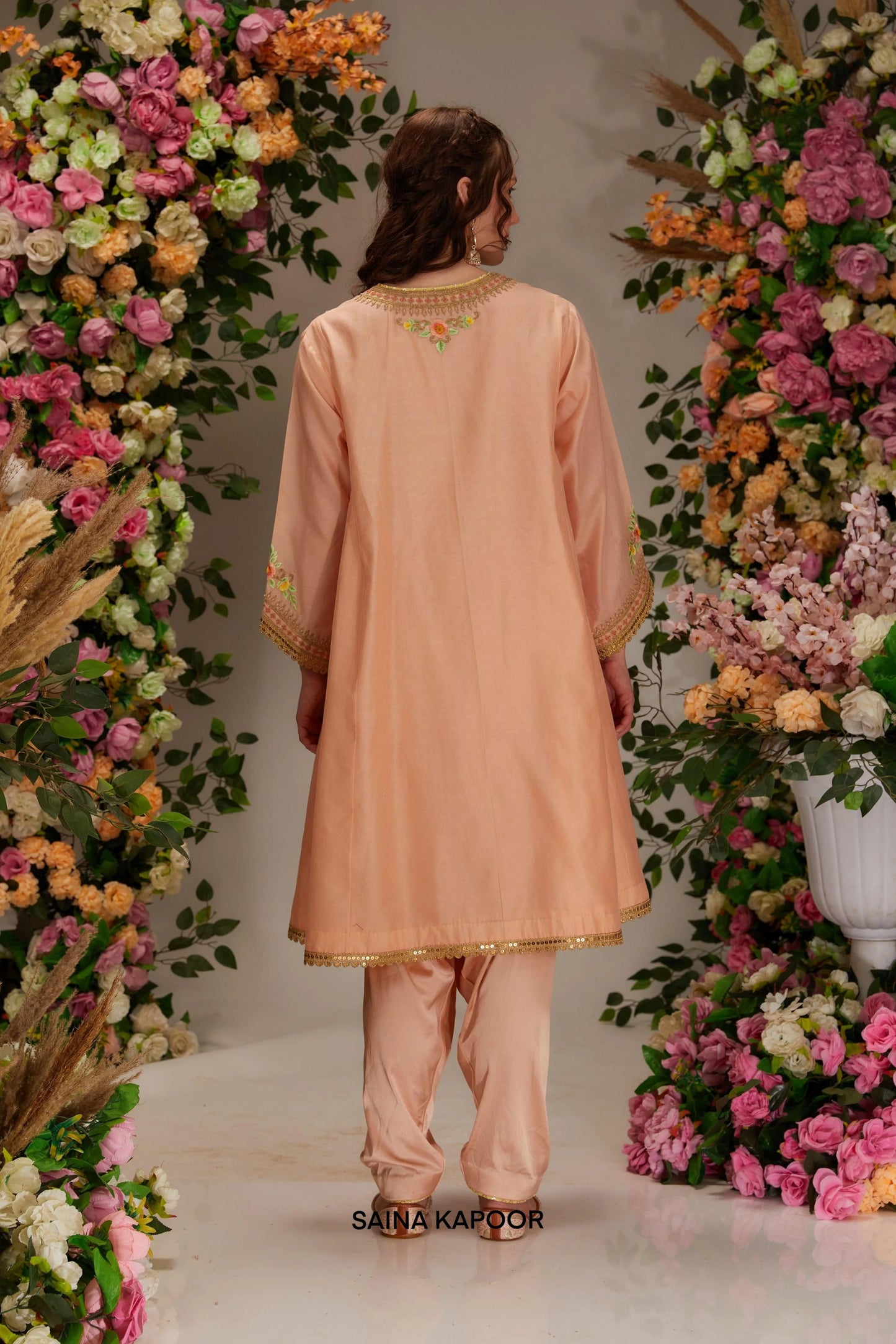 Back view of light peach Chanderi kalidar kurta set for women with full sleeves & organza dupatta — Saina Kapoor