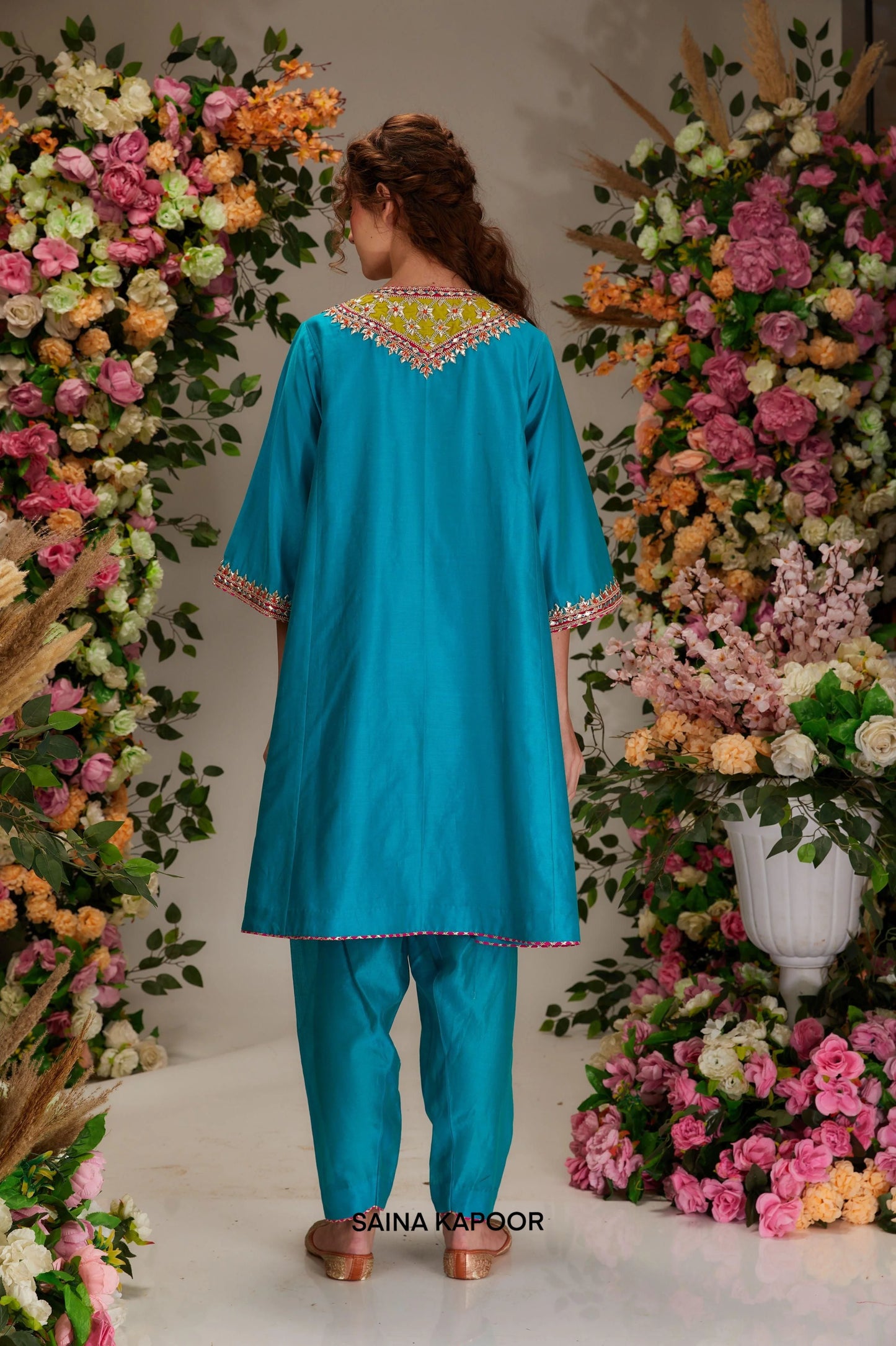 Back view of turquoise Chanderi kalidar kurta set with flared silhouette & yellow organza dupatta — Saina Kapoor