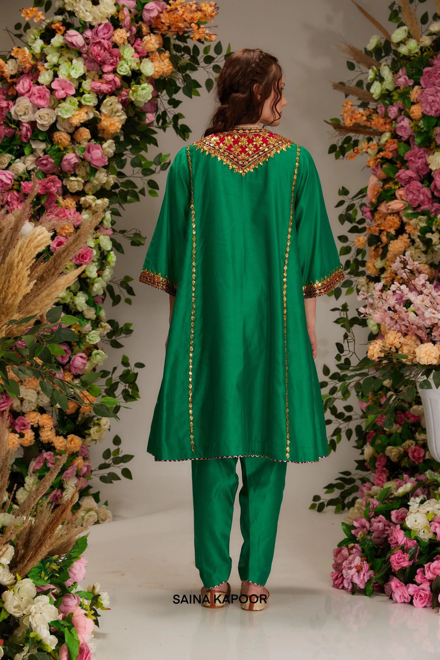 Back view of emerald green Chanderi kalidar kurta set with flared silhouette & red organza dupatta — Saina Kapoor